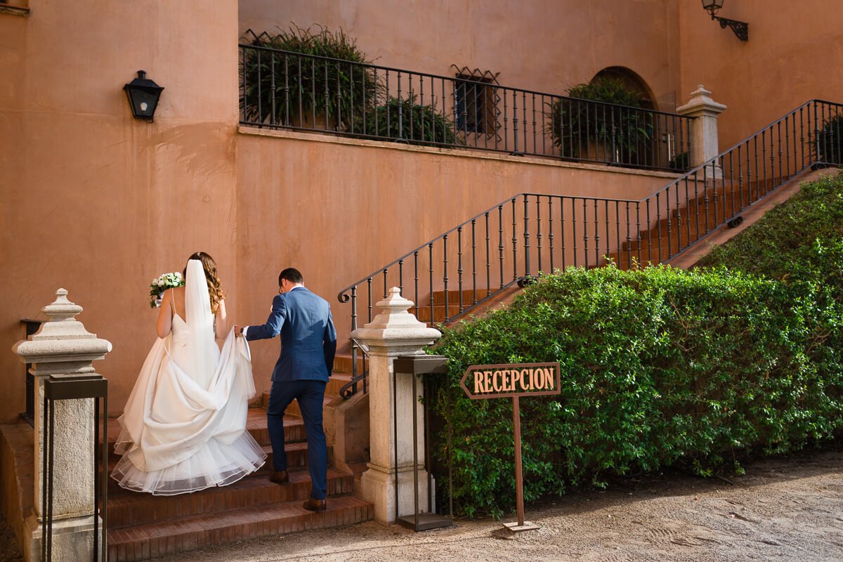 Bride and groom walking up Spanish steps / Documentary wedding